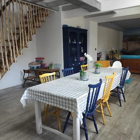 Calme Et Reposant Joue-Etiau