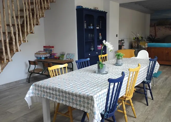 Calme Et Reposant Joue-Etiau